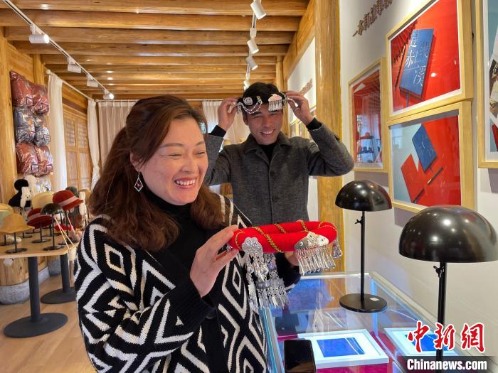 資料圖：鐘麗眉展示文創(chuàng)產(chǎn)品?！×执阂?攝