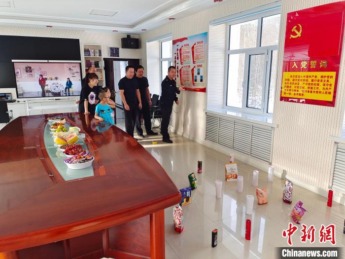 圖為恩和哈達(dá)邊境派出所民警和家屬玩套圈?！《骱凸_(dá)邊境派出所供圖