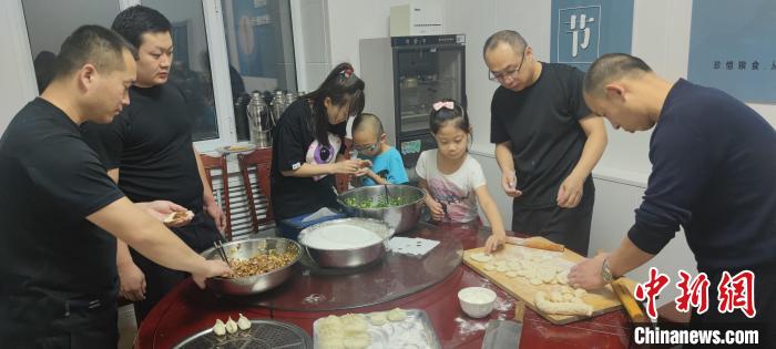 圖為恩和哈達(dá)邊境派出所民警和家屬一起包餃子。　恩和哈達(dá)邊境派出所供圖