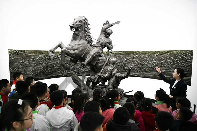 2019年4月4日，在東北烈士紀(jì)念館，學(xué)生們在聽講解員講解。